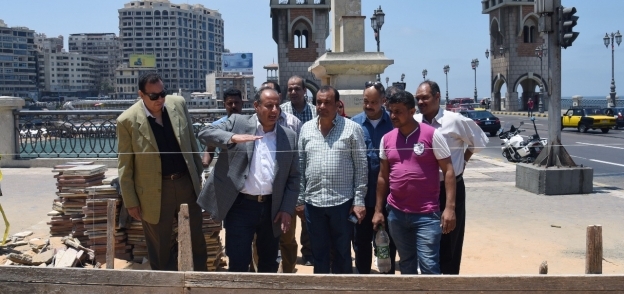 محافظ الإسكندرية يشدد على الانتهاء من أعمال إنارة ونظافة وتشجير الكورنيش لعودة السياحة