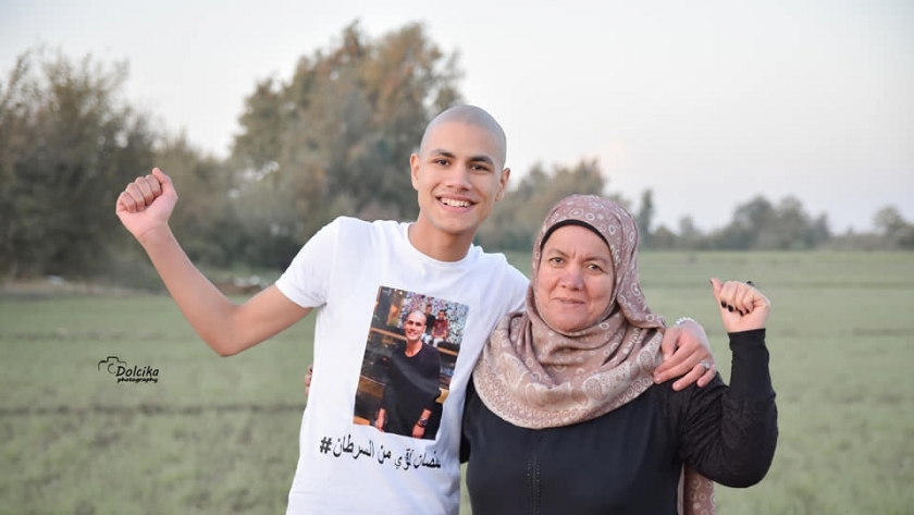 الشاب محمد قمصان ووالدته