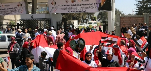 العشرات بمصانع عز بمدينة السادات ينظمون مسيرة لدعم السيسي بمشاركة طلاب المدارس