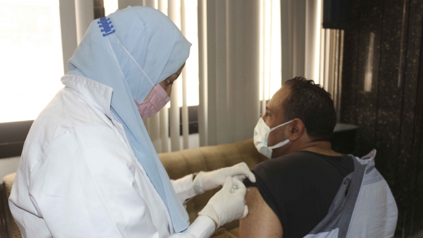 أحد المواطنين يتلقى لقاح «كورونا» فى معامل وزارة الصحة