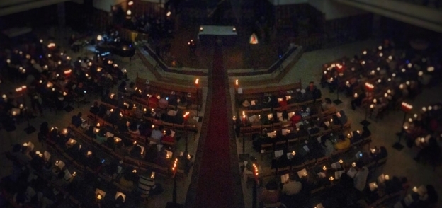 بالصور| "الأسقفية" تنظم حفل ترانيم الميلاد تحت أضواء الشموع