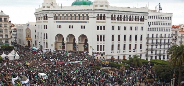 متظاهرو الجزائر أمام مبنى البريد المركزي