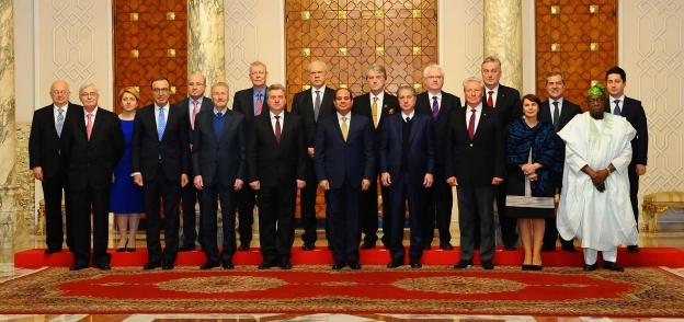 الرئيس عبد الفتاح السيسي ورئيس مقدونيا وعدد من الرؤساء السابقين