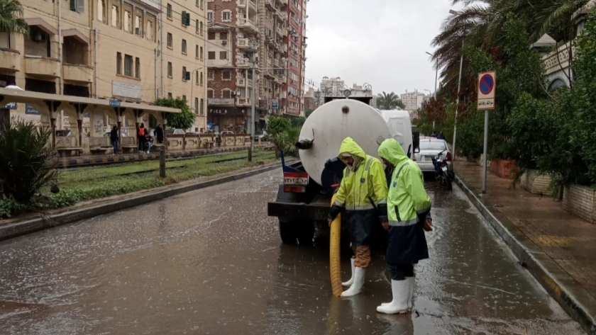 التعامل مع تراكمات أمطار الإسكندرية