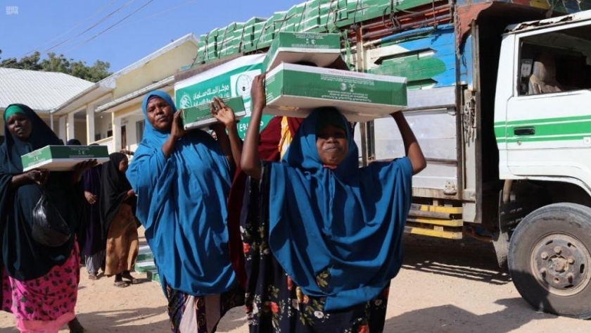 "سلمان للإغاثة" يوزع حقائب مدرسية ومواد إيوائية للنازحين في اليمن