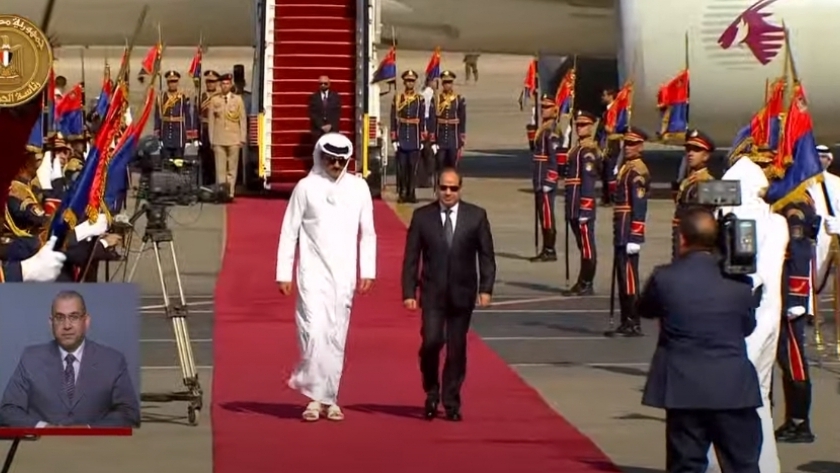 الرئيس السيسي يستقبل أمير قطر في مطار القاهرة