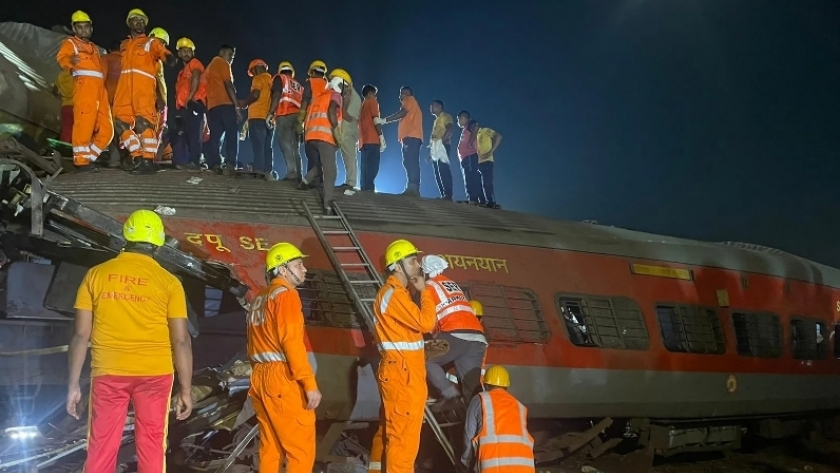 آثار حادث تصادم 3 قطارات في الهند