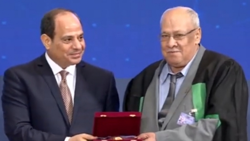 تكريم الرئيس السيسي للدكتور محمود محمد النحاس في احتفالية عيد العلم