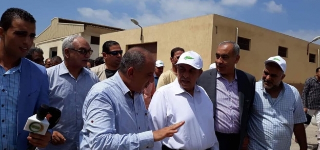 وزير الزراعة خلال تفقده محطة التفقاوى والغربلة بكفر الشيخ