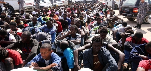 آلاف المهاجرين ينتظرون في ليبيا