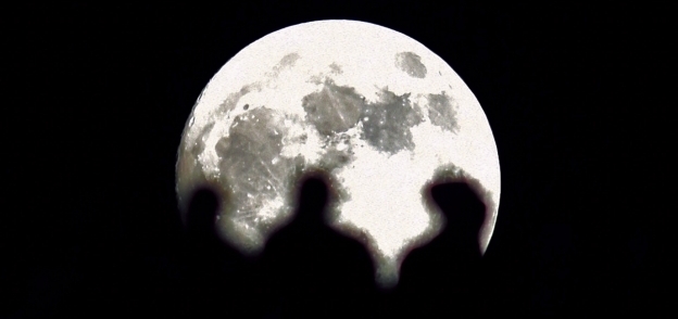 35 صورة لـ"القمر العملاق" بجوار أبرز معالم الأرض
