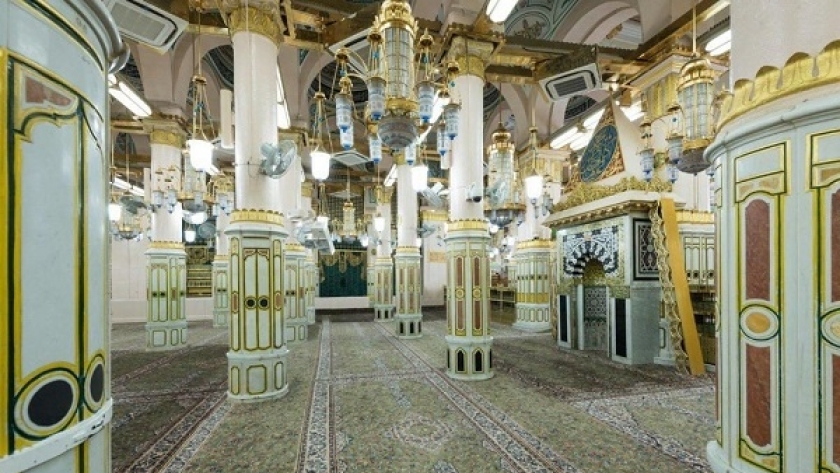 صلاة الجمعة بأحد المساجد