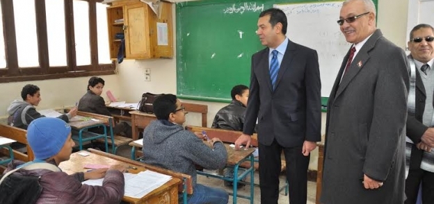 محافظ أسيوط يتفقد المدارس للاطمئنان على سير امتحانات الشهادة الاعدادية