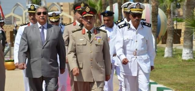 قيادات الجيش والأمن يضعون أكاليل الزهور على النصب التذكاري احتفالا بذكرى تحرير سيناء.
