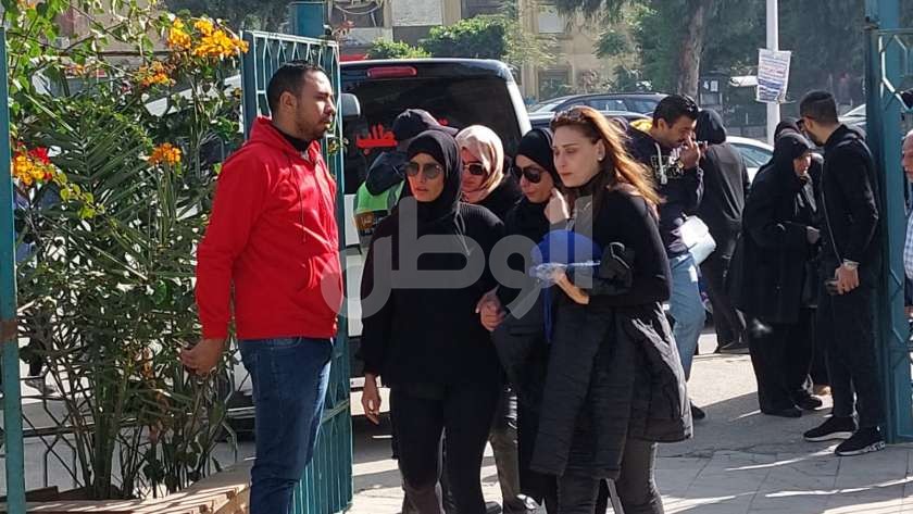 زينة تساند ريم البارودي في جنازة والدها