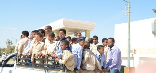 أطفال الواحة في طريقهم للمدرسة