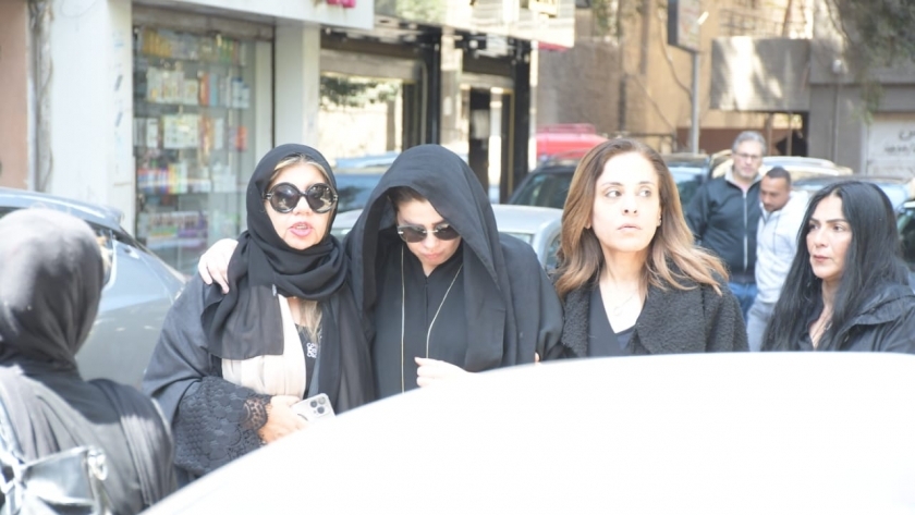 رانيا فريد شوقي تفقد توازنها فى جنازة والدتها