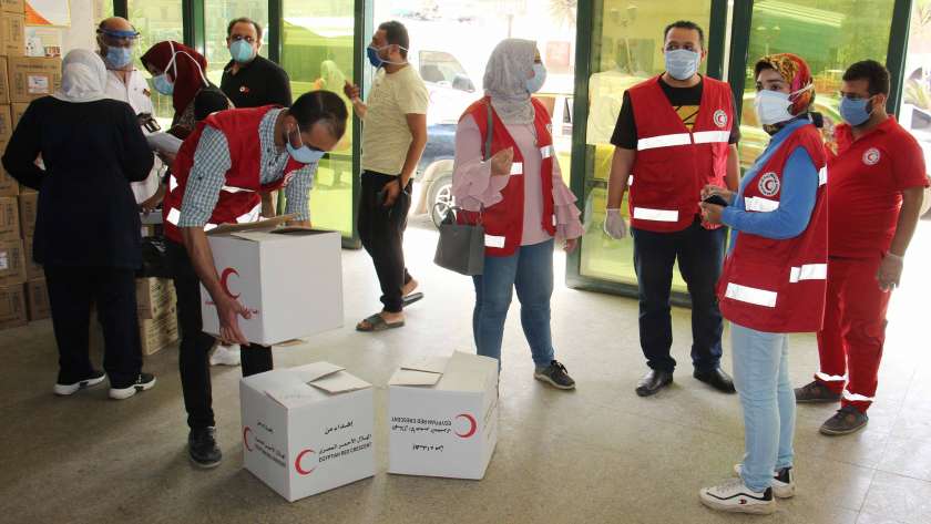 الهلال الأحمر بالغربيةتوزع هدايا لدعم أطباءبالعزل للوقاية من"كورونا "