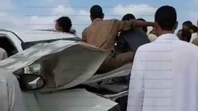 السيارة التى تحطمت بسبب سقوط عليها يافطه بالضبعه