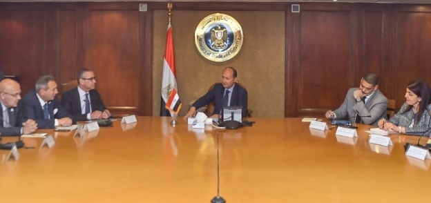 وزير التجارة والصناعة يشهد إطلاق المجموعة البافارية للسيارات الكهربائية BMWi في مصر
