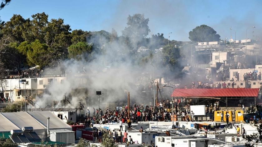 مصرع اثنين من المهاجرين في حريق بمخيم لاجئين في اليونان