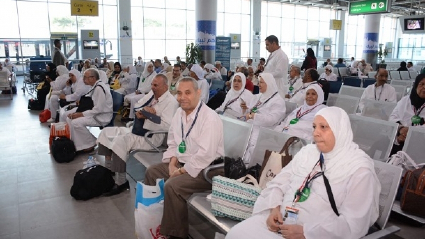 معتمرين مصريين اثناء تواجدهم بمطار القاهرة استعدادا للسفر لاداء العمرة "أرشيفية "