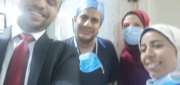 الدكتور محمد الجزار والفريق الطبي المعاون