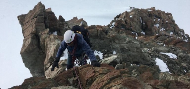 عمر سمرة أول متسلق لثلاث قمم بالقارة القطبية الجنوبية في العالم