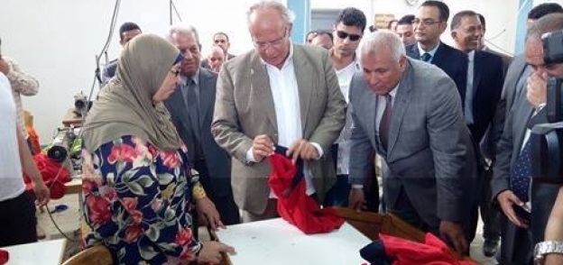 وزير التنمية المحلية يتفقد مصنع ملابس المحافظة بالوادي الجديد