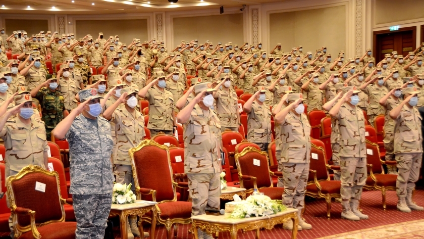 وزير الدفاع يلتقي الضباط المعينين لتولي وظائف قيادية بالقوات المسلحة