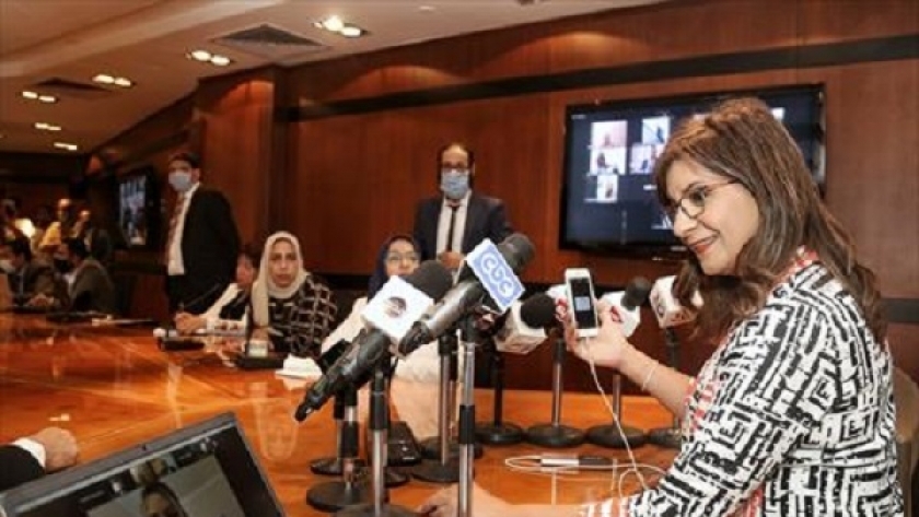 وزيرة الهجرة أثناء متابعتها تصويت المصريين بالخارج بالمرحلة الأولى