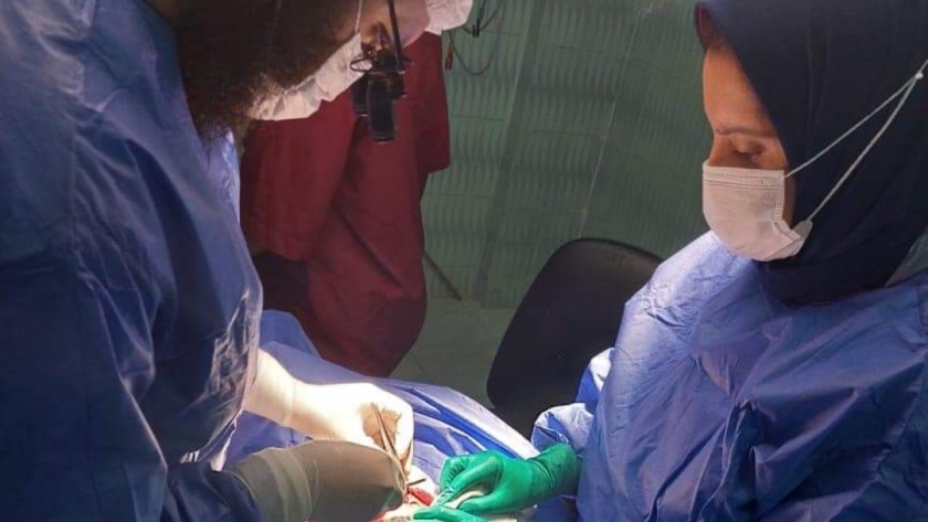 إجراء العملية الجراحية لطفل عمره يوم