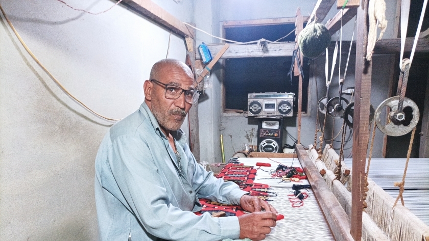 عم مصطفى يعمل في صناعة الكليم اليدوي منذ 40 عاما