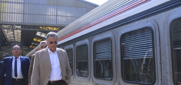 الدكتور هشام عرفات وزير النقل أثناء جولة تفقدية بأحد محطات السكة الحديد صورة أرشيفية