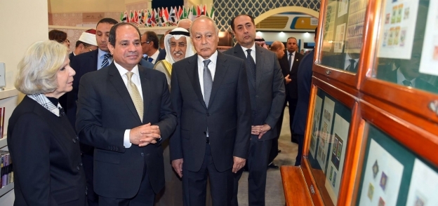 الرئيس عبد الفتاح السيسي أثناء تفقده معرض الكتاب