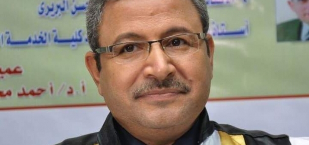 الدكتور عبد السلام نوير عميد كلية التجارة بجامعة أسيوط