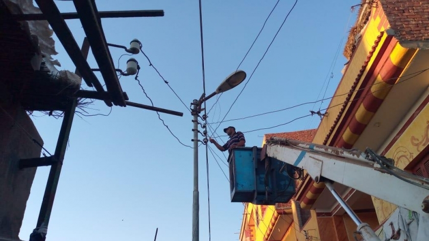 فنيو شركات الكهرباء خلال إجراء اعمال الصيانة بالشبكة