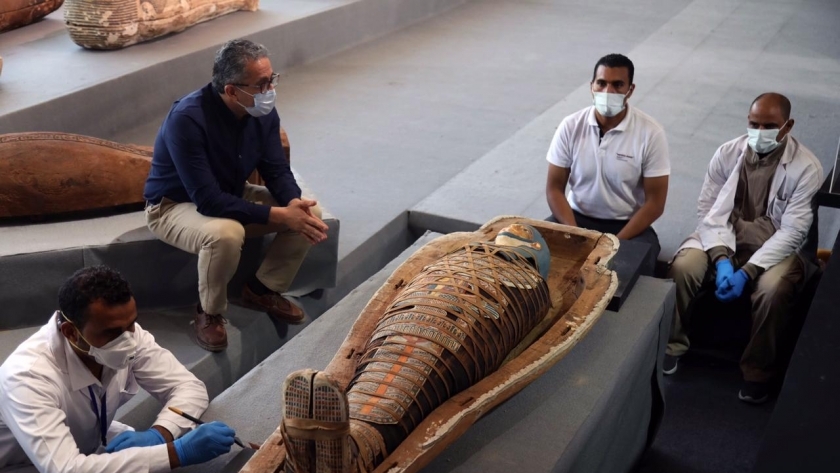 الدكتور خالد العنانى وزير السياحة خلال اعلانه عن عدد من الاكتشافات الأثرية الجديدة بسقارة