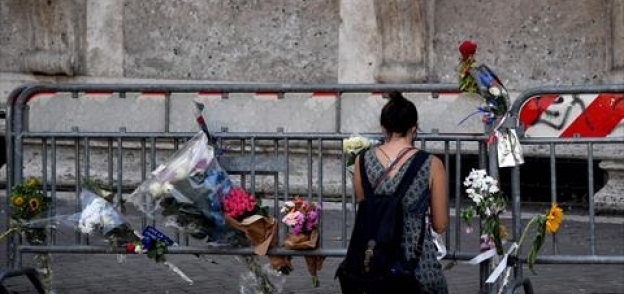 بالصور| مواطنون في سلوفاكيا يضعون أكاليل الزهور تكريما لضحايا "نيس"