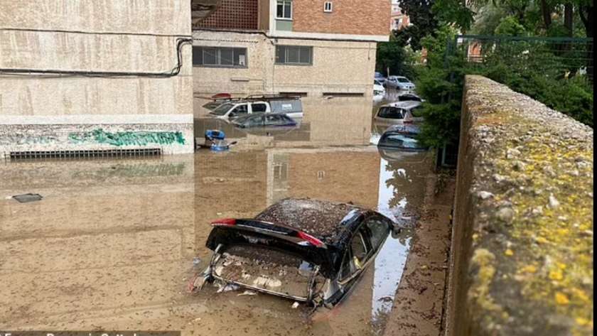 فيضانات إسبانيا تغمر الطرقات بالمياه وتغرق السيارات