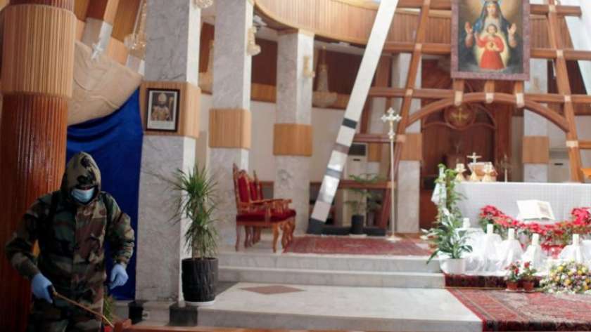 تعقيم إحدى الكنائس في العراق