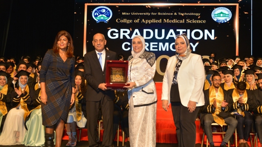 جامعة مصر للعلوم والتكنولوجيا تحتفل بتخرج دفعة جديدة من كلية "العلوم الصحية التطبيقية"