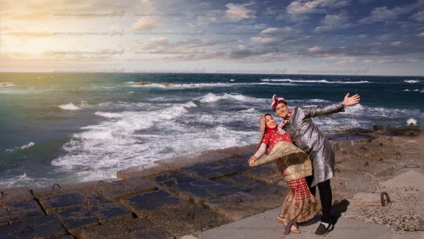 سيشن بـ"الملابس الهندية" يتوج قصة حب ٥ سنوات على شاطئ الإسكندرية