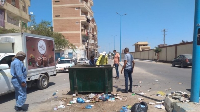 جانب من رفع القمامة من شوارع مدينة مرسى مطروح