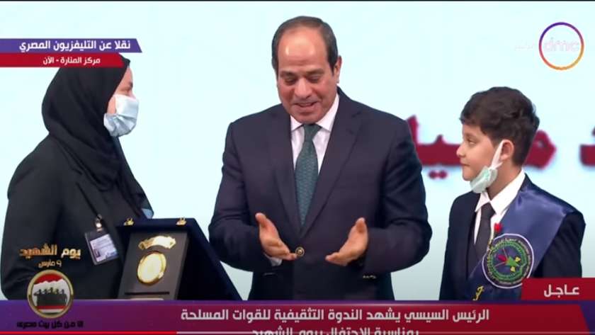 الرئيس السيسي يكرم أسرة الشهيد حسين الجزار