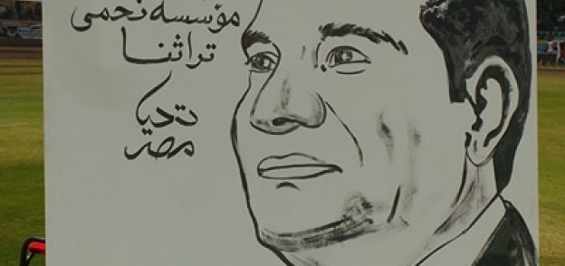 الفنانة الأسوانية مها كمال ترسم صورة جرافيتي لـ"السيسي" فى مؤتمر "أنت الأمل"