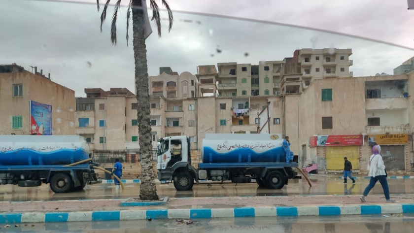 سيارات لشفط مياه الأمطار فى شوارع «مطروح»