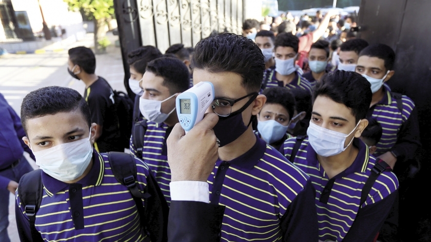 التلاميذ يلتزمون بارتداء الكمامات الطبية قبل دخول المدارس لمواجهة كورونا