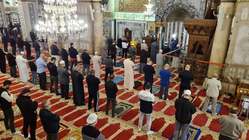 الصلاة في الخلاء مع وجود المسجد.. تعرف على حكم الشرع
