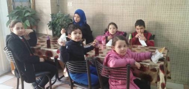 عائلة سورية في مطعم جزائري